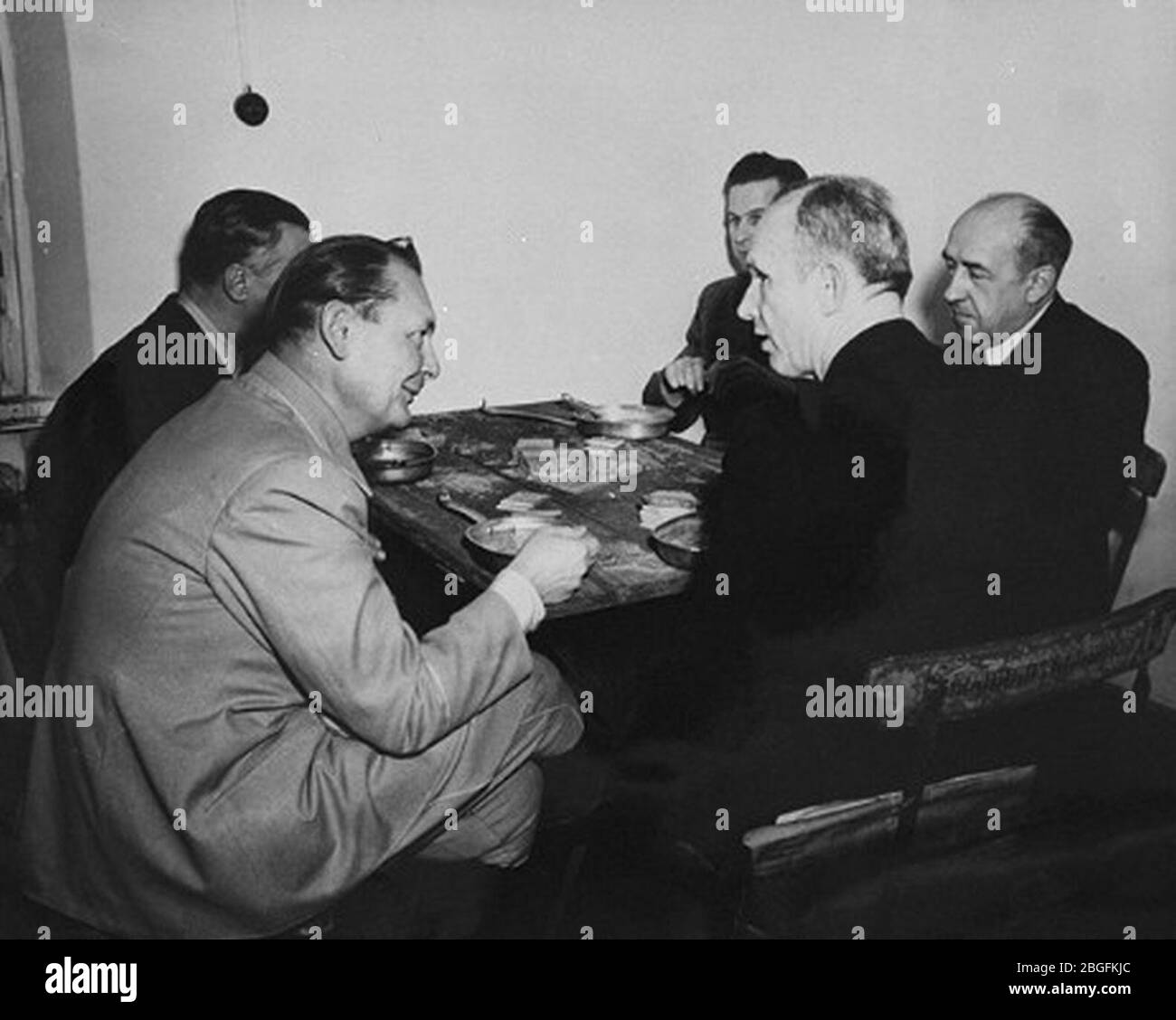 Hermann Goering Karl Doenitz Walther Funk Baldur von Schirach und Alfred Rosenberg essen Mittagessen im nürnberger Trial. Stockfoto