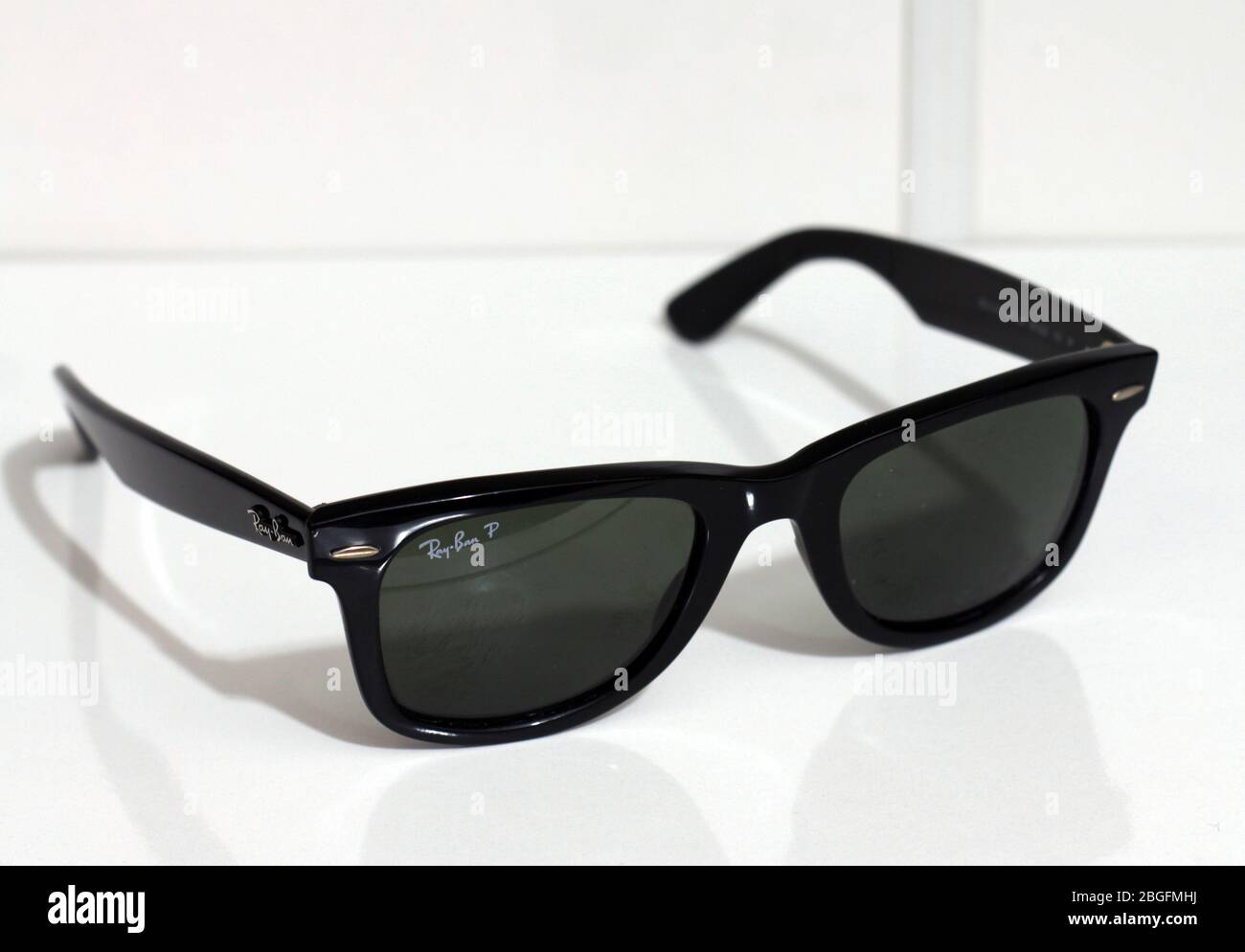 Ray-Ban Wayfarer. Kultige Modell. Polarisierte Sonnenbrille. Weißer  Hintergrund. Nahaufnahme Stockfotografie - Alamy