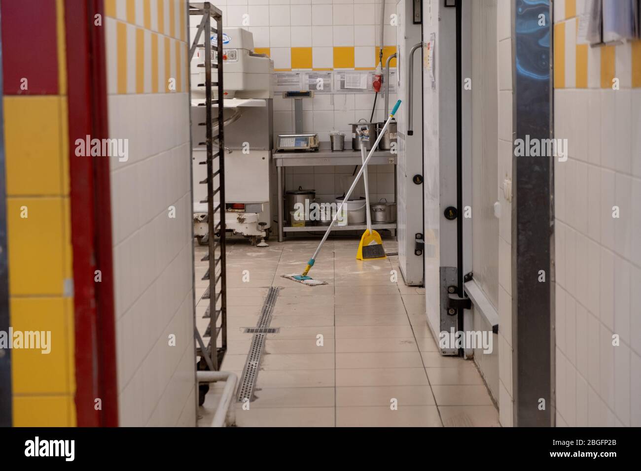 Öffentliche Raum Reinigung mit Reinigungsmitteln auf dem Boden. Saubere Lagerhalle Stockfoto