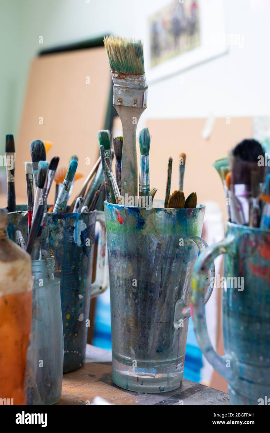 Pinsel in einem Künstleratelier malen. Stockfoto