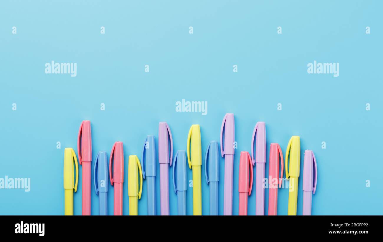 Mehrfarbige Markierungen auf blauem Hintergrund mit freiem Platz. Minimalistisches Konzept Stockfoto