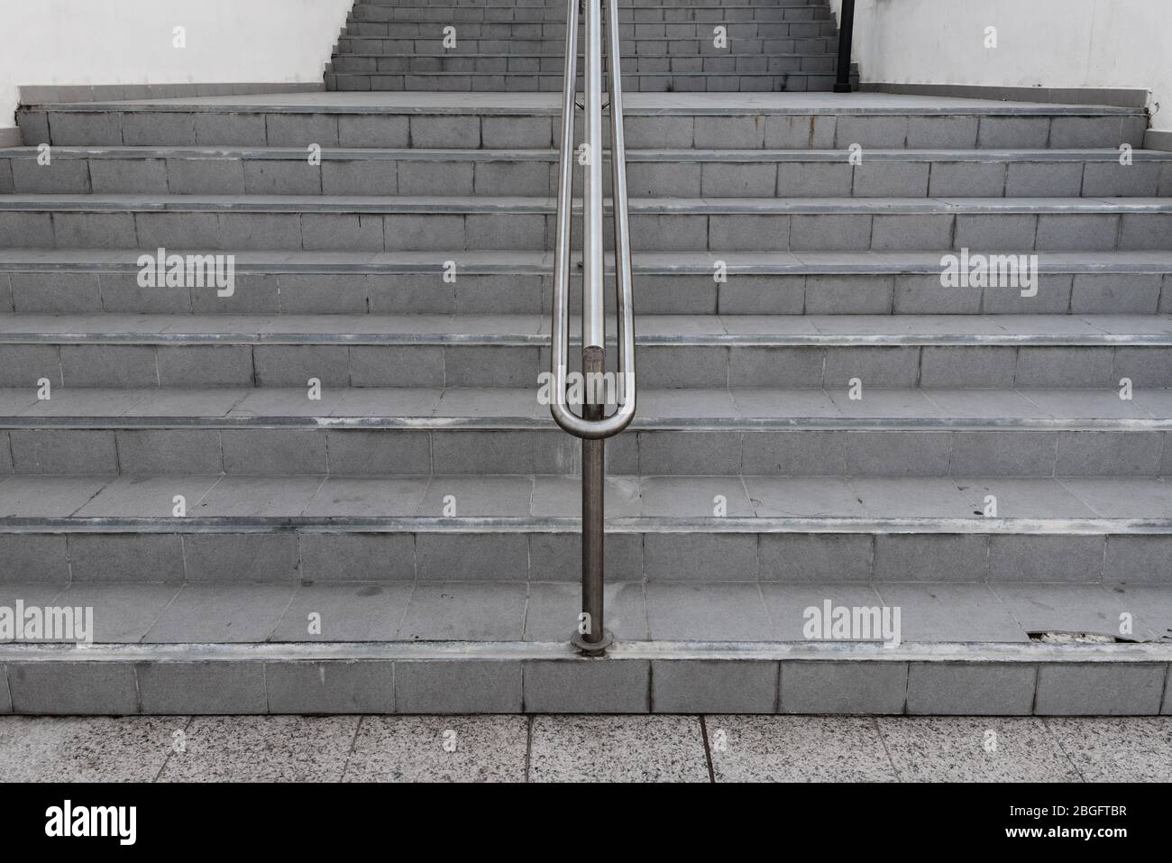 Symmetrische Treppe mit Handgeländer in der Mitte Stockfoto