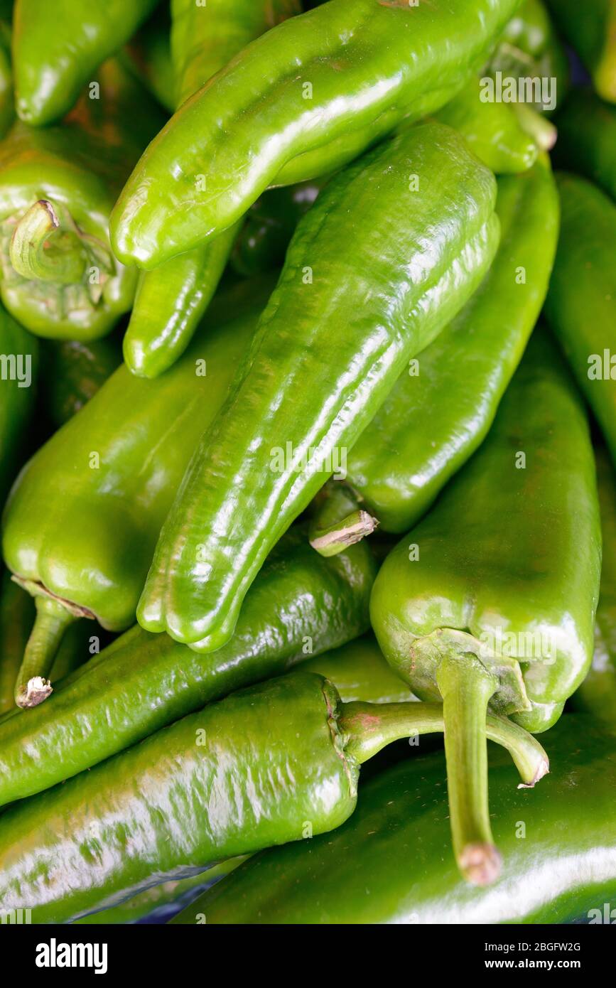 Nahaufnahme von grünen Paprika draußen auf dem Markt Stockfoto