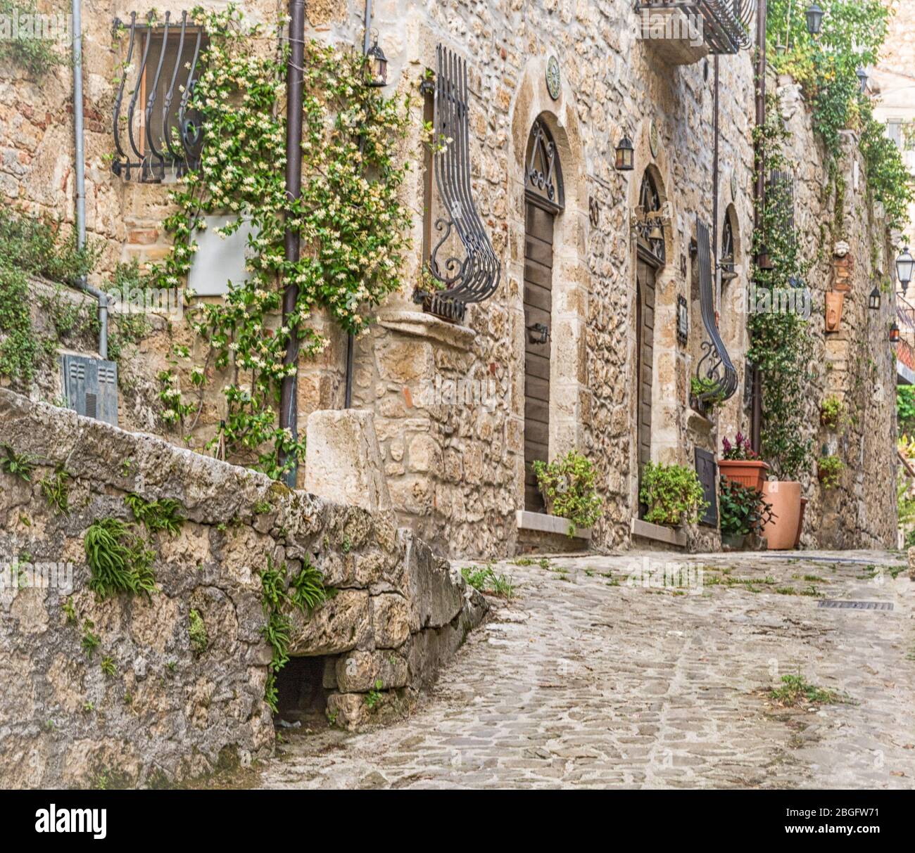 Civitella del Tronto ist eine der ältesten und charakteristischsten kleinen Städte der Abruzzen Region Italiens - Europa. Gasse im historischen Zentrum Stockfoto