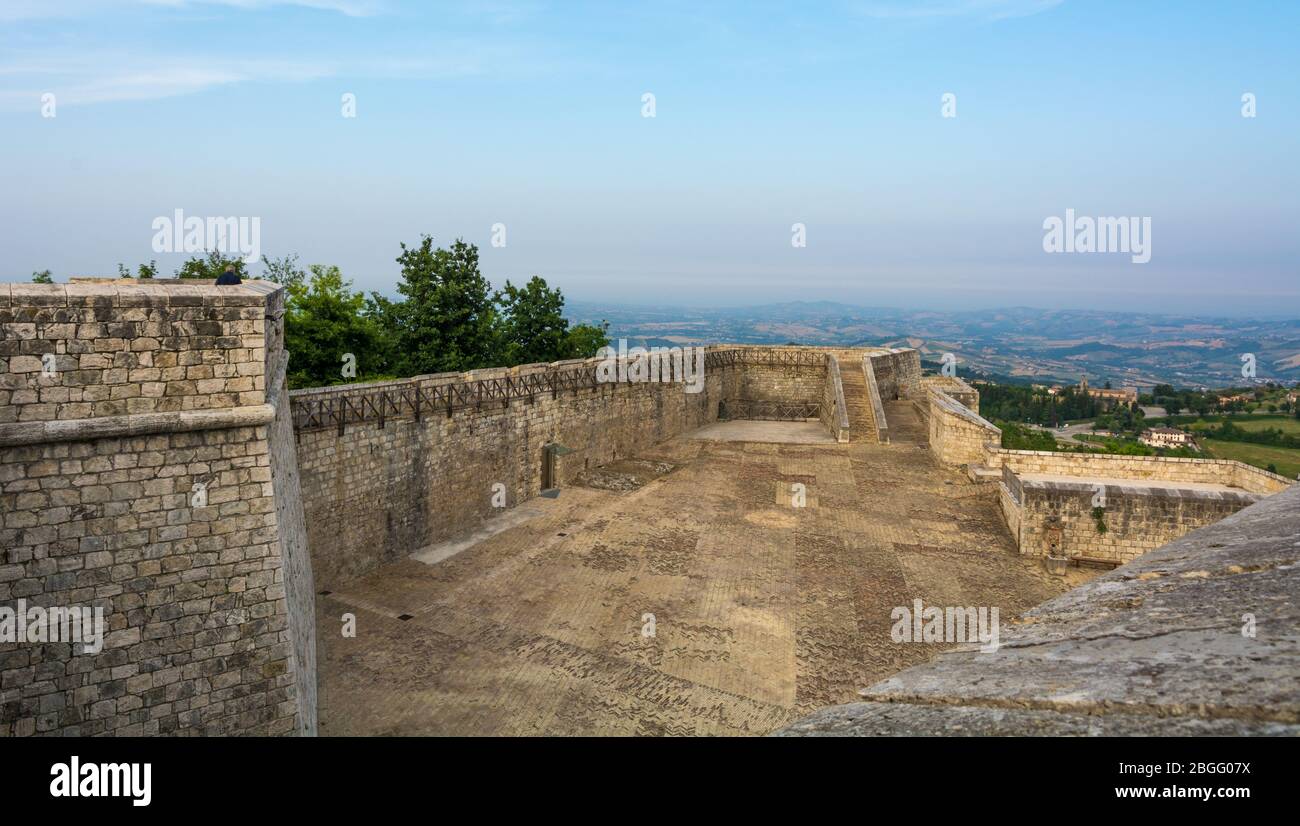 Die Festung Civitella del Tronto, Teramo: Eine mittelalterliche Festung, einzigartiges Beispiel der mittelalterlichen Militärarchitektur in der Region Abruzzen - Italien Stockfoto