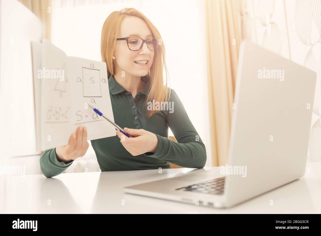 Online-Studie, Quarantäne Mathelehrer analysiert Hausaufgaben mit Schülern via Webcam-Chat Stockfoto