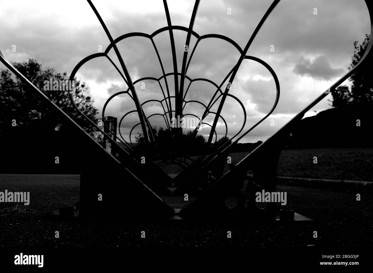 Leerer Fahrradständer für Parkplatz auf dem Parkplatz Stockfoto