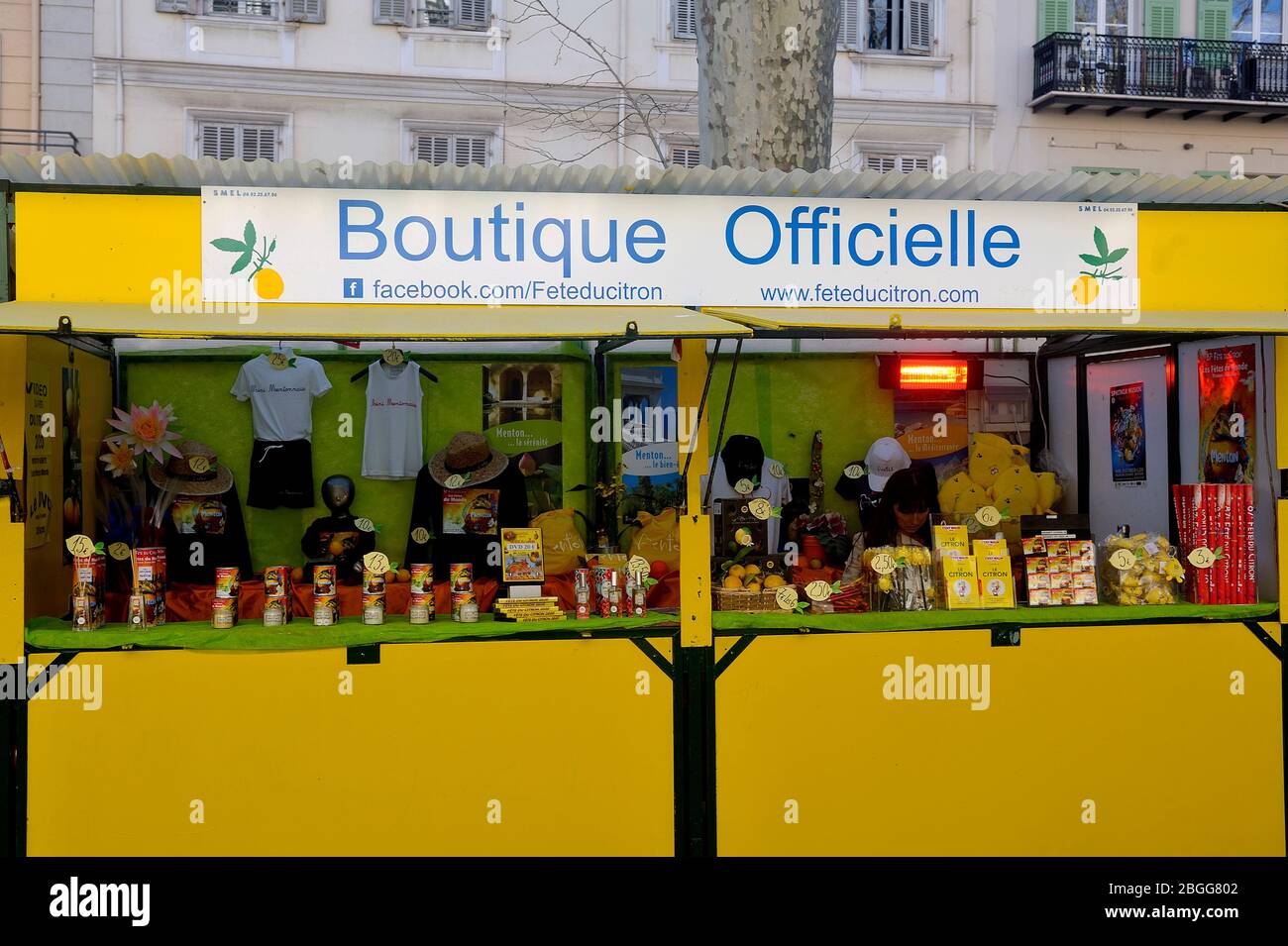 Stand Verkauf von Produkten aus Zitronen während des Menton Zitronenfest in Südfrankreich Stockfoto