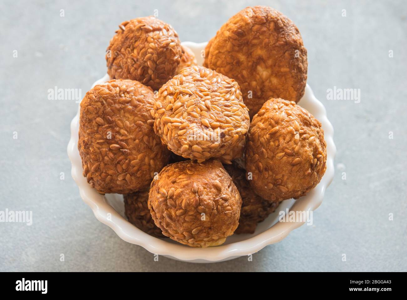 Til ke laddu ist ein Grundnahrungsmittel süß in vielen indischen Haushalten im Winter Stockfoto