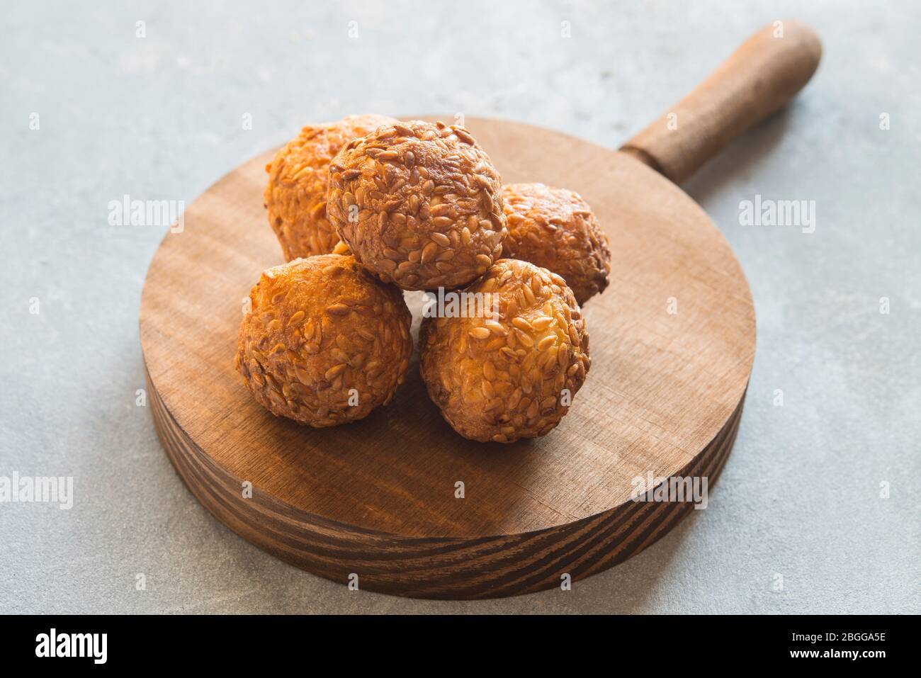 Til ke laddu ist ein Grundnahrungsmittel süß in vielen indischen Haushalten im Winter Stockfoto
