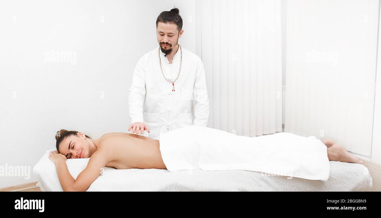 Orientalische Energiemassage, um die Vitalität eines weiblichen Körpers wiederherzustellen. Alternative Medizin Stockfoto