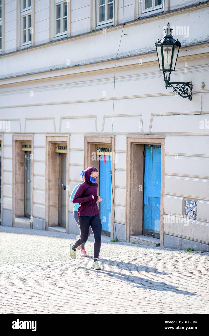 Menschen joggen in den Straßen von Prag während Quarantäne Stockfoto