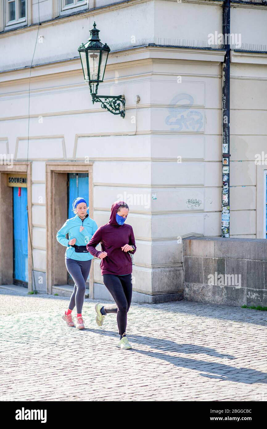 Menschen joggen in den Straßen von Prag während Quarantäne Stockfoto
