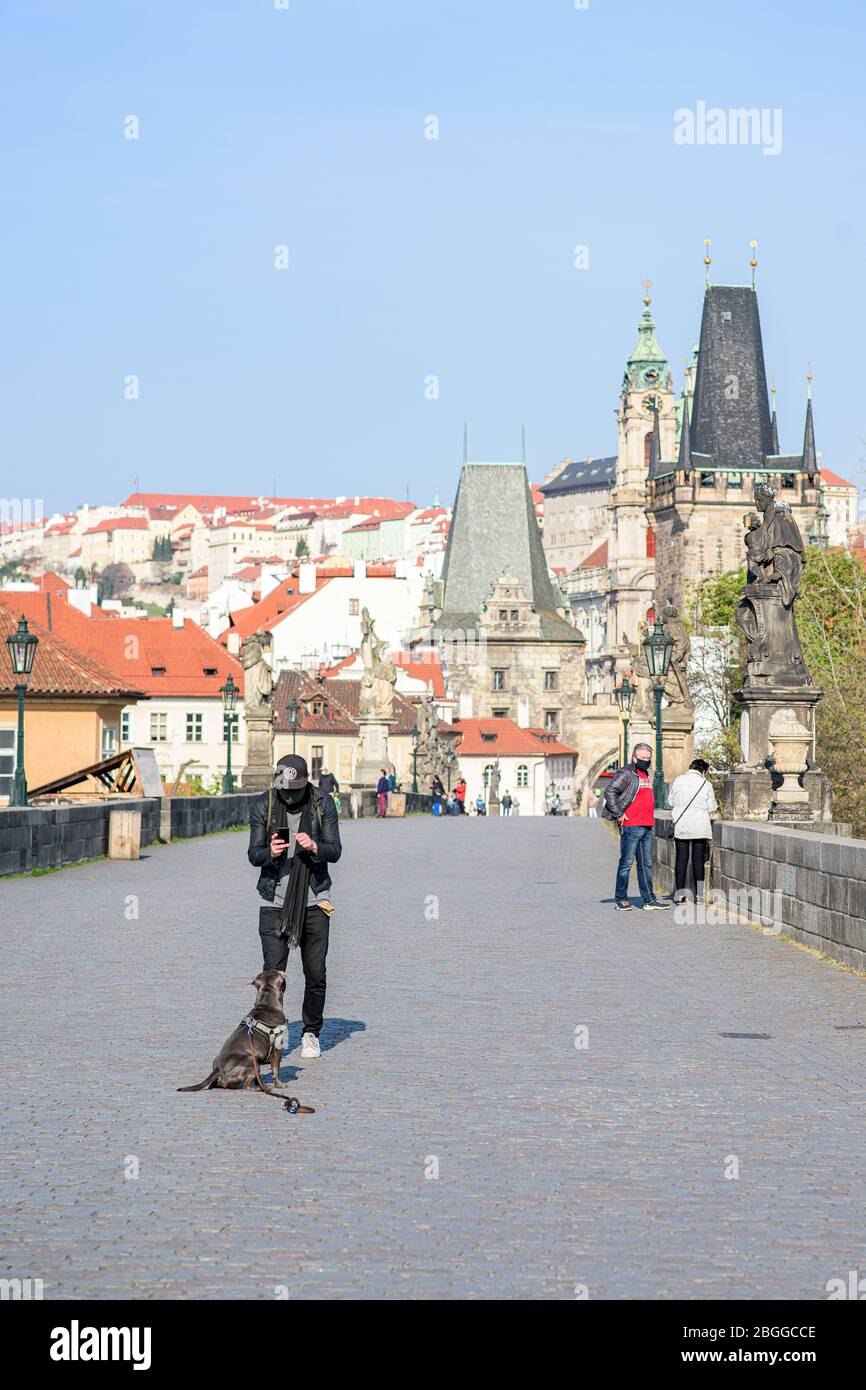 Menschen auf der Karlsbrücke in Prag während der Quarantäne Stockfoto