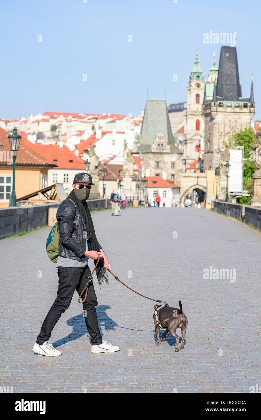 Menschen auf der Karlsbrücke in Prag während der Quarantäne Stockfoto