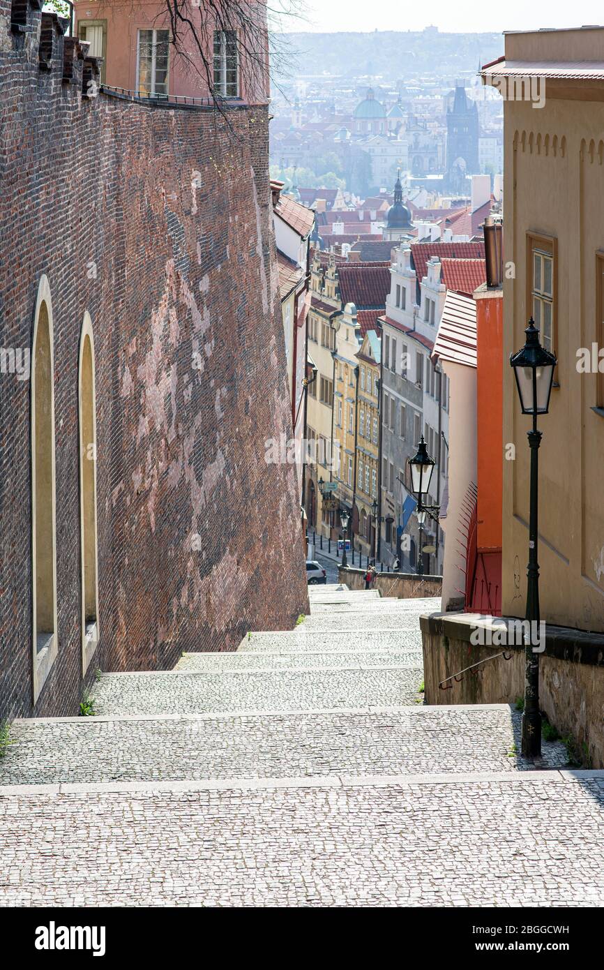 Leere Treppe zur Prager Burg während der Quarantäne Stockfoto