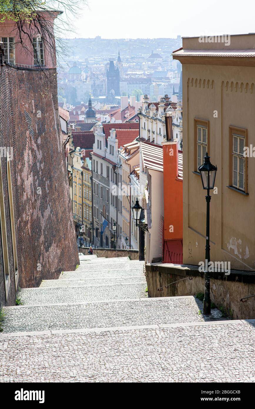 Leere Treppe zur Prager Burg während der Quarantäne Stockfoto