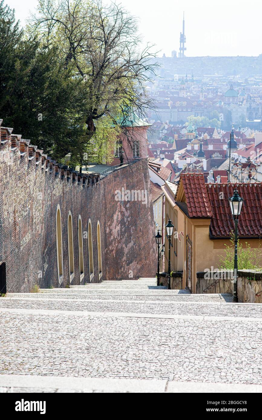 Leere Treppe zur Prager Burg während der Quarantäne Stockfoto