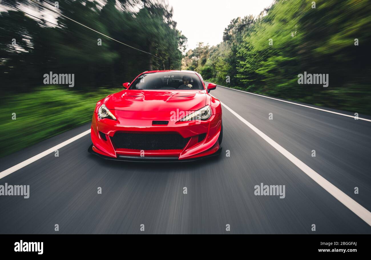 Superpower roten Rennwagen auf der Landschaft fahren, verschwommene Sicht Stockfoto