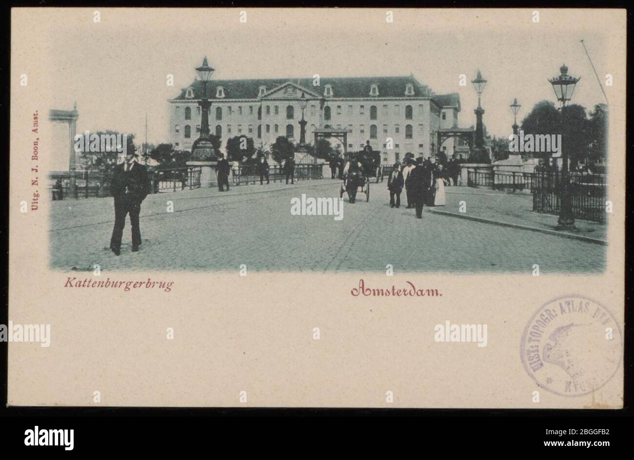 Het Land's Zeemagazijn, nu Scheepvaartmuseum, Kattenburgerplein met links de IJgracht. Stockfoto