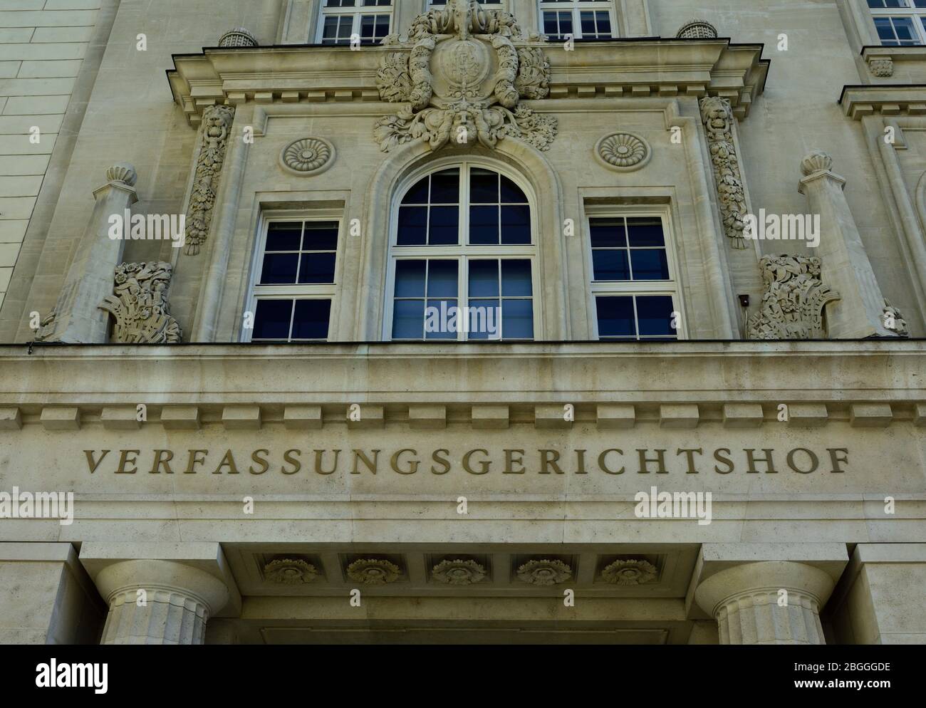 Wien, Österreich. Das Verfassungsgericht über die Freyung in Wien Stockfoto