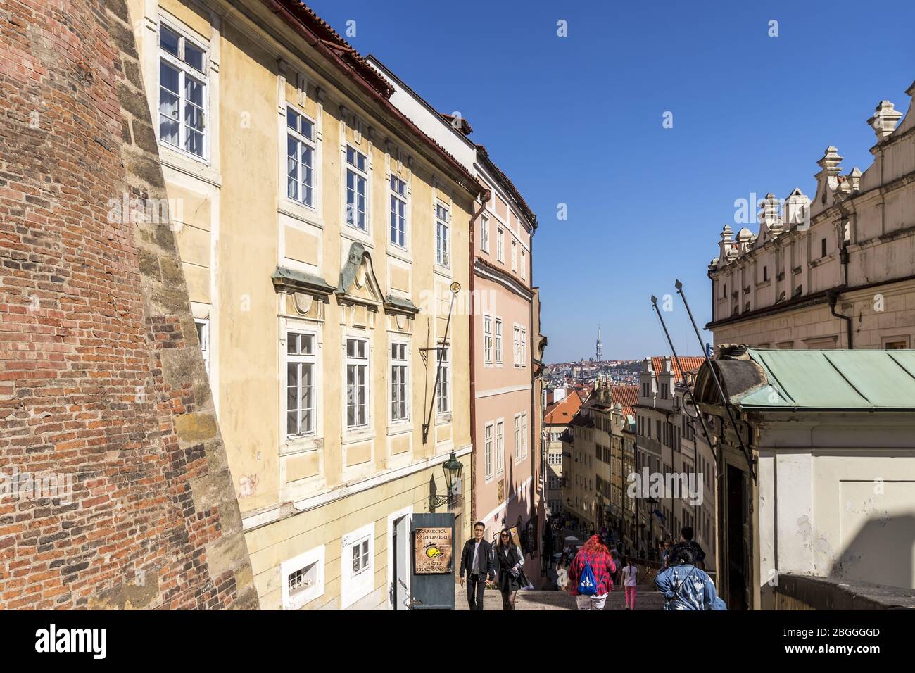 PRAG, TSCHECHISCHE REPUBLIK - APRIL 21: Straßen und Architektur am Nachmittag. Stockfoto