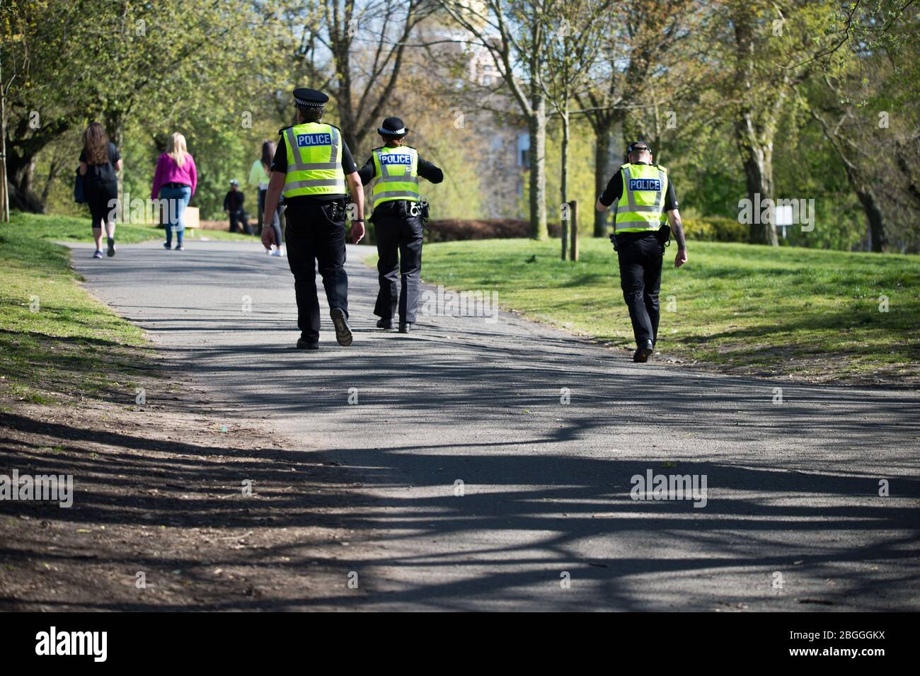 Glasgow, Großbritannien. April 2020. Im Bild: Eine hohe Polizeipräsenz im Park, um sicherzustellen, dass alle sozial distanziert sind und nicht mehr als ihre zugeteilte Stunde täglicher Bewegung nehmen. Szenen aus dem Kelvingrove Park in Glasgow während der Sperrung des Coronavirus (COVID-19). Quelle: Colin Fisher/Alamy Live News Stockfoto