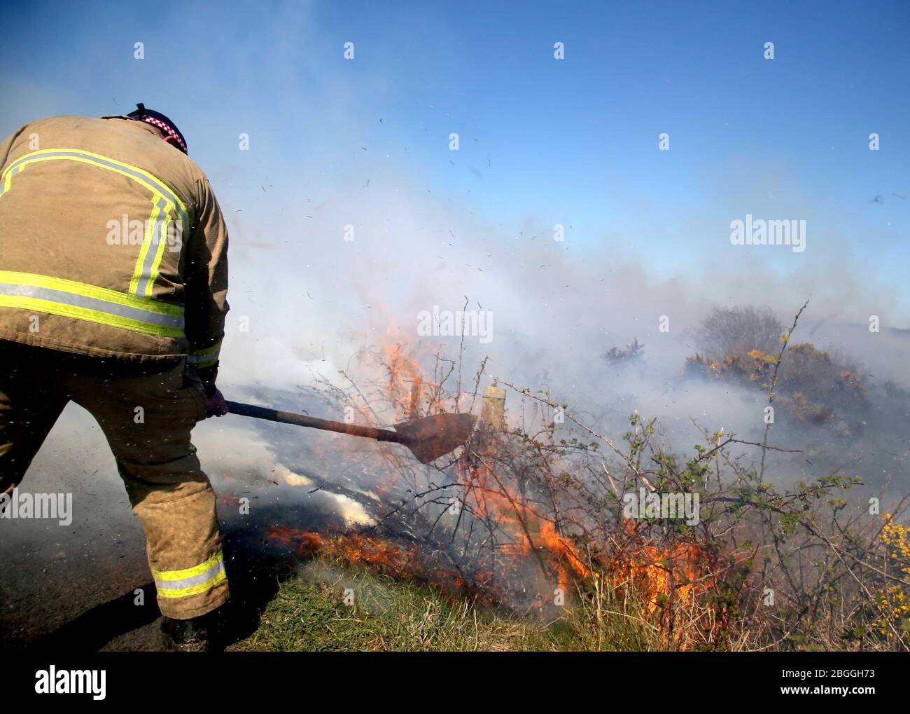 Ballycastle Nordirland-21. April 2020. 70 Feuerwehrleute aus ganz Nordirland besuchen die außer Kontrolle geratenen Waldbrände Feuerwehrleute kämpfen in der Nähe von Ballycastle in der Grafschaft Antrim gegen zwei große Waldbrände. Auch Spezialeinheiten wurden aufgrund der Beschaffenheit des Geländes beauftragt. Trockene Böden behindern ihre Bemühungen und Rauch aus dem Feuer kann von Antrim Stadt und Coleraine gesehen werden.Bildquelle: Steven McAuley/Alamy Live News Stockfoto