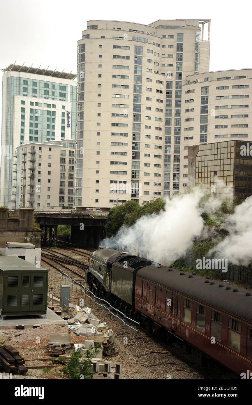 60009 'Union of South Africa' nähert sich Cardiff Central mit der Strecke Bristol - Shrewsbury der Rundreise durch Großbritannien 'Cathedrals Explorer'. Stockfoto