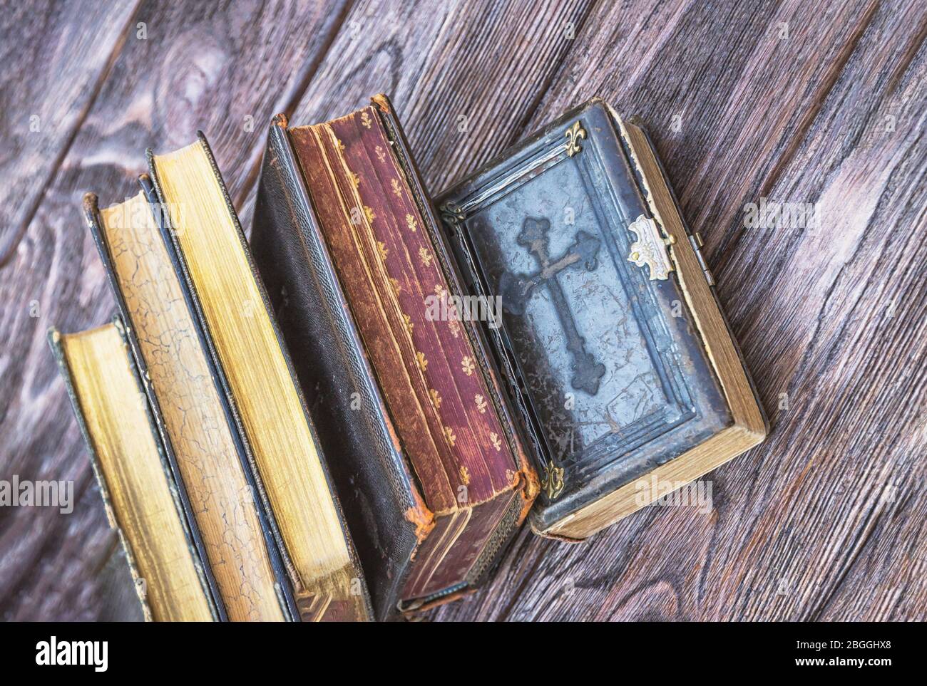 Vintage Gebetbuch und religiöse Literatur auf einem hölzernen Hintergrund Stockfoto
