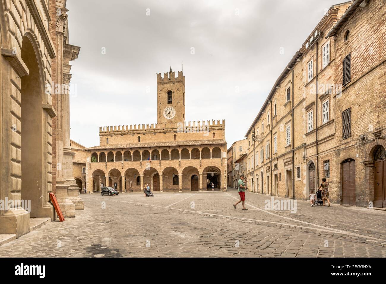 Die dreieckige hauptplatz von Offida Village, eines der schönsten Beispiele der bürgerlichen Architektur des 15.. Jahrhunderts in der Region Marken - Italien Stockfoto