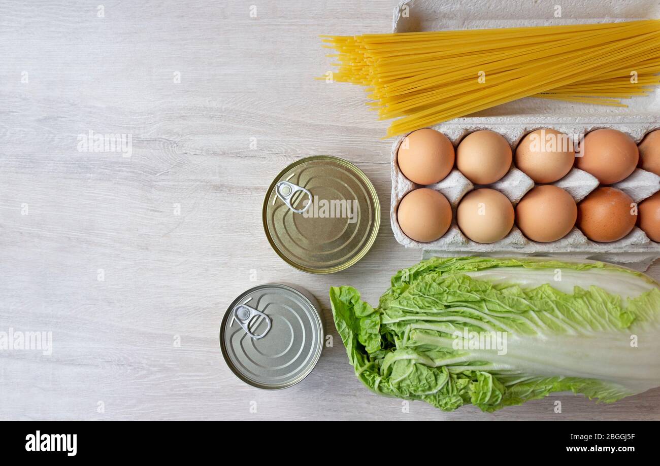 Gemüsefutter auf weißem Hintergrund isoliert. Kochkonzept mit Kopierfläche. Lebensmittelspende Stockfoto