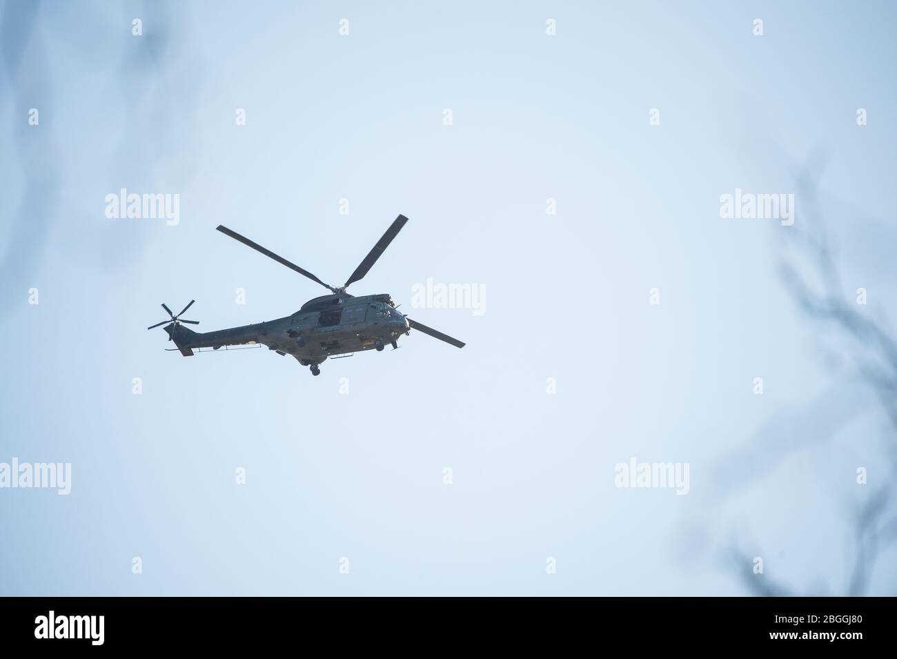 Glasgow, Großbritannien. April 2020. Im Bild: Ein Puma HC.Mk 2 Hubschrauber der Royal Air Force (RAF) macht einen Tiefpass über Glasgows Westende, sieht aus, als würde er am neuen NHS Louisa Jordan Hospital landen. Quelle: Colin Fisher/Alamy Live News Stockfoto
