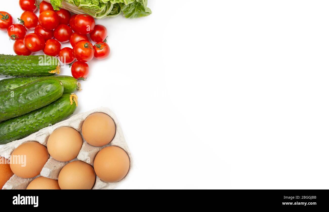 Gemüseset mit Gurkenprodukten, Tomaten, Kohl und einem Tablett mit Hühnereiern. Kopierbereich. Lebensmittelspende Stockfoto