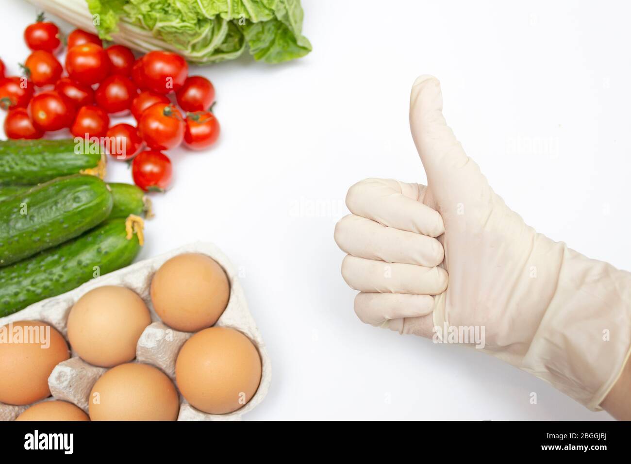 Gemüsefutter auf weißem Hintergrund isoliert. Kochkonzept mit Kopierfläche. Lebensmittelspende Stockfoto