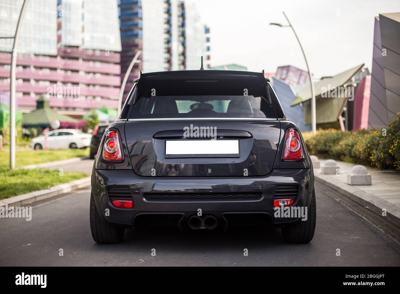Schwarzer suv auf dem Parkplatz Stockfoto