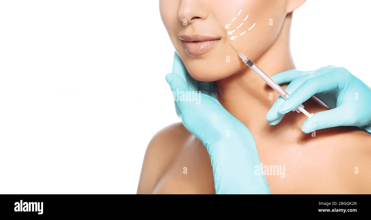 Weibliches Gesicht mit mimischen Falten in der Nähe von Mund beschnitten, während Schönheit Injektionen. Botulinumtoxin Injektion für Falten entfernen Stockfoto