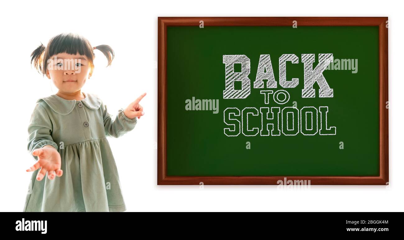 Zurück zur Schule Text Zeichnung in Tafel mit niedlichen asiatischen Baby Mädchen Zeigen Finger auf sie Stockfoto