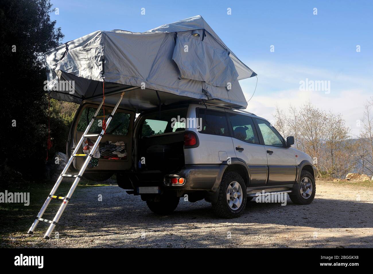 Gelndewagen mit Dachzelt auf dem Dach Stockfotografie - Alamy