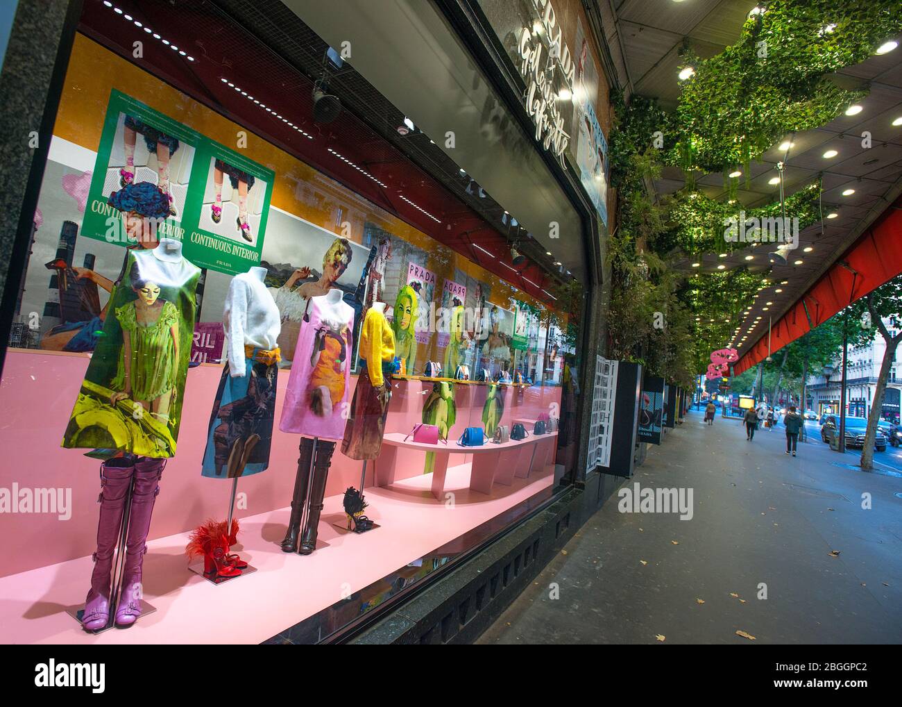 Galeries Lafayette Prada Schaufenster Shopping auf Boulevard Haussmann, Paris, Frankreich Stockfoto