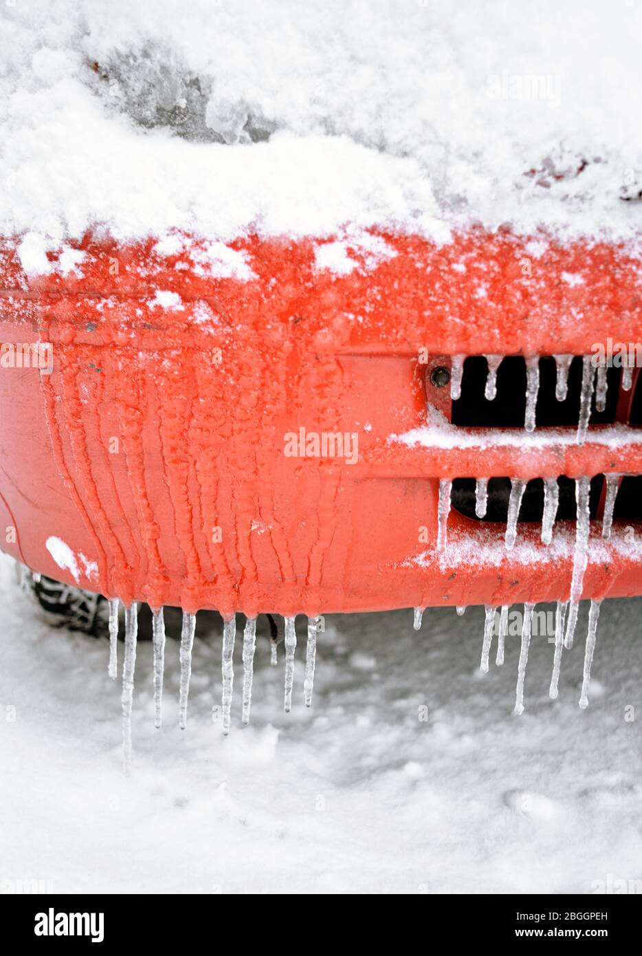Frostiges Wetter Eis auf einem Auto im Winter Stockfoto