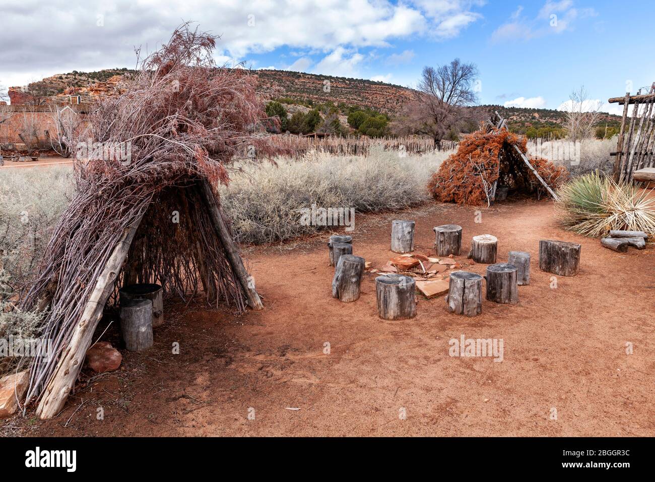 AZ00405-00...ARIZONA - Kaibab Paiute Camp repelica mit kahns Schutz in Pipe Springs National Monument. Stockfoto