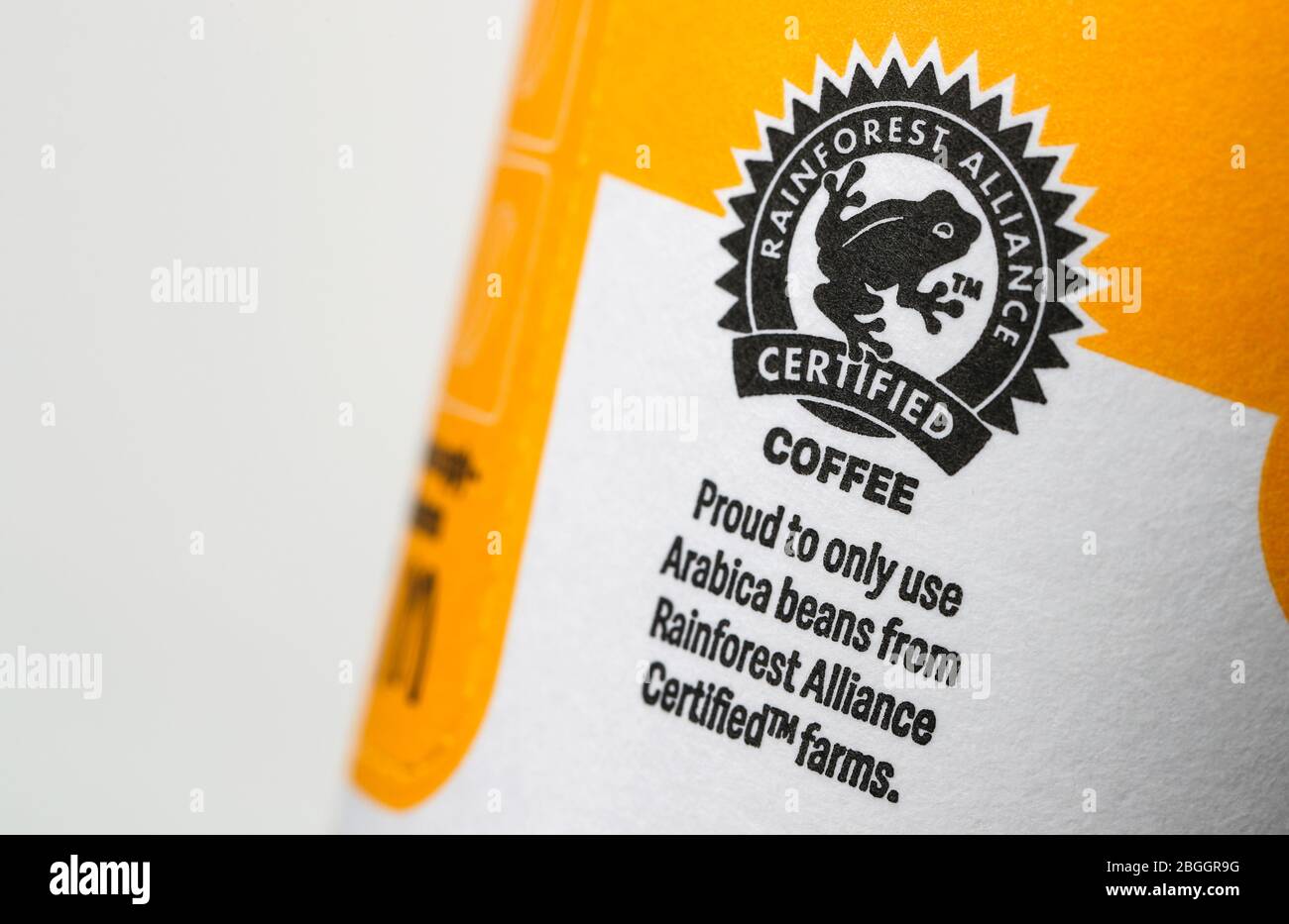 Rainforest Alliance zertifiziertes Kaffee-Logo auf einer Take Away Kaffeetasse Stockfoto
