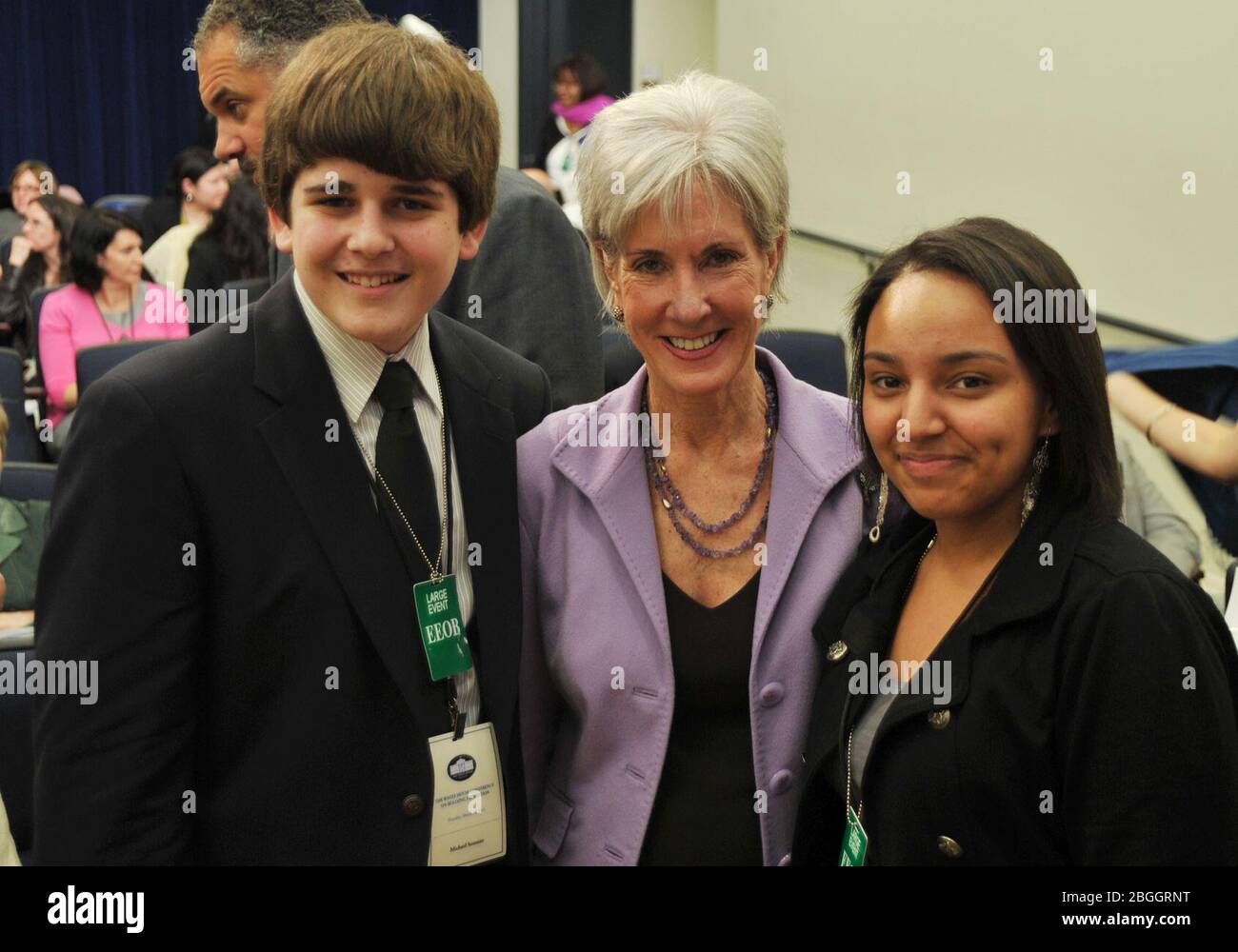 HHS-Sekretärin Sebelius stellt sich vor den Ausführungen am Donnerstag, den 10. März, mit den Teilnehmern der Mobbing-Konferenz im Weißen Haus. Stockfoto