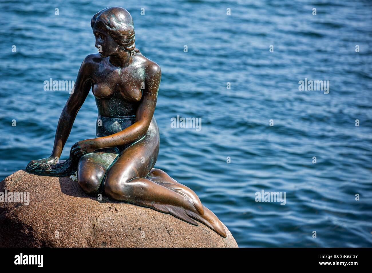 Die kleine Meerjungfrau in Kopenhagen (Dänemark). Es ist die wichtigste touristische Attraktion der Stadt. Stockfoto
