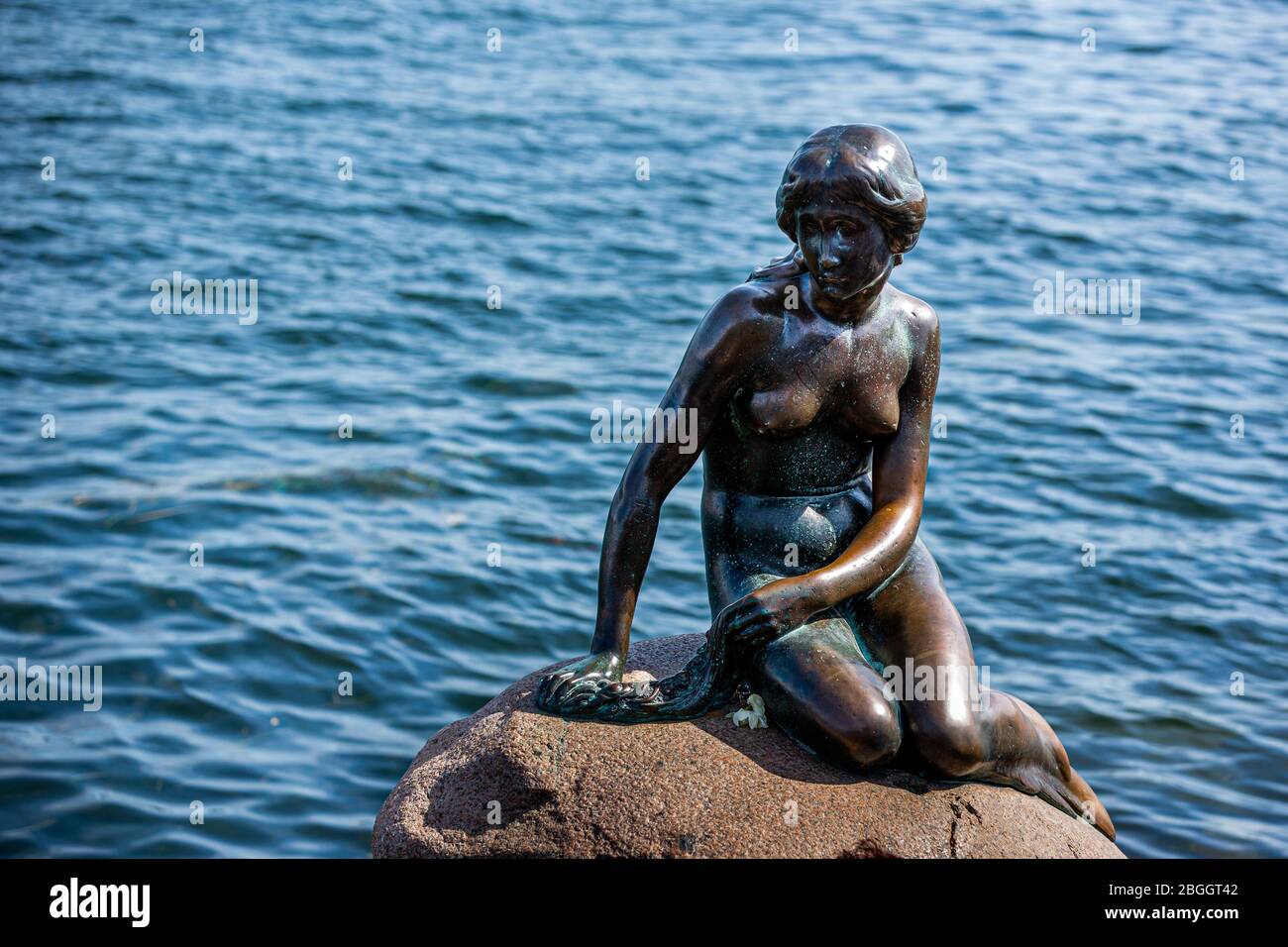 Die kleine Meerjungfrau in Kopenhagen (Dänemark). Es ist die wichtigste touristische Attraktion der Stadt. Stockfoto