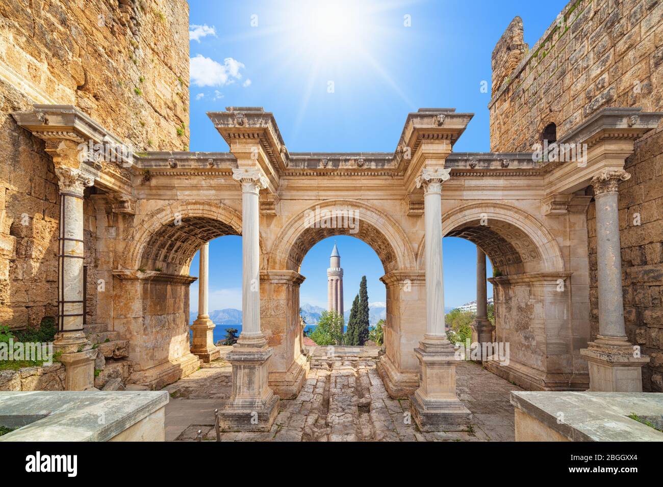 Willkommen im erstaunlichen Antalya Konzept. Collage berühmter Sehenswürdigkeiten: Hadrianstor Altstadt Kaleici Bezirk und Yivli Minare Moschee oder Alaaddin Moschee i Stockfoto