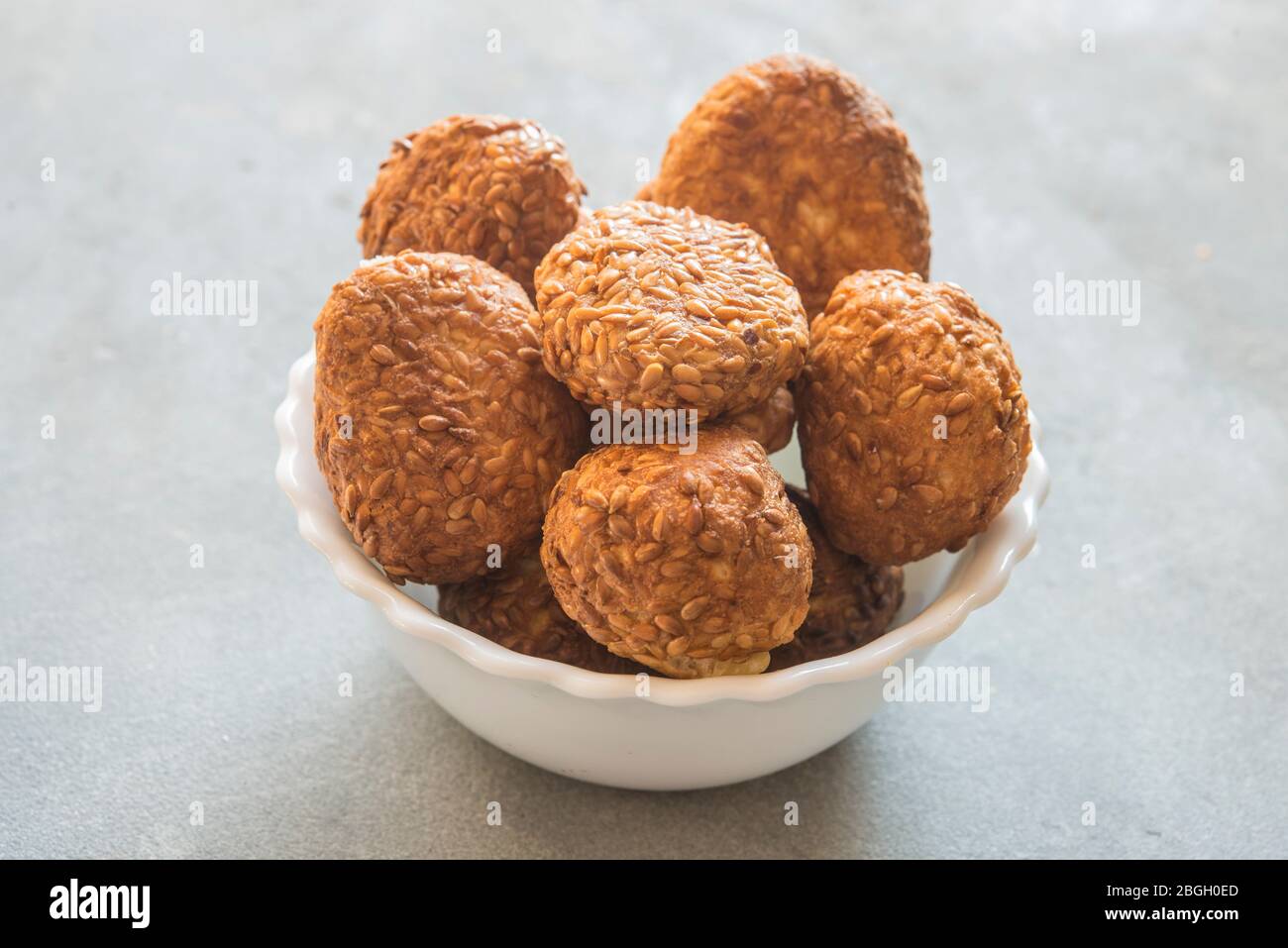 Til ke laddu ist ein Grundnahrungsmittel süß in vielen indischen Haushalten im Winter Stockfoto