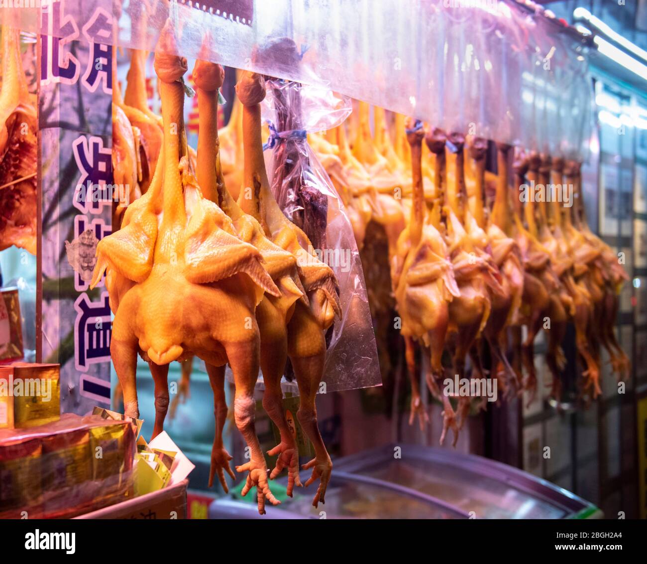 Hongkong, China: 13. Feb. 2020. Getrocknete flache Hühner hängen in einem Straßenladen in Hong Kong Jayne Russell/Alamy Stock Image Stockfoto