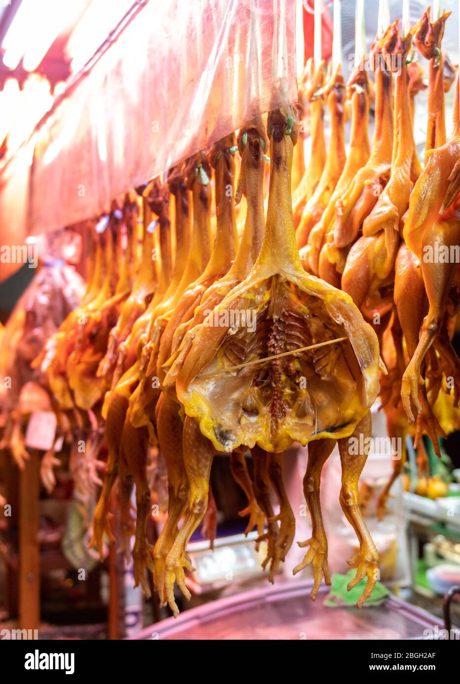 Hongkong, China: 13. Feb. 2020. Getrocknete flache Hühner hängen in einem Straßenladen in Hong Kong Jayne Russell/Alamy Stock Image Stockfoto